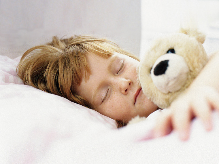 Vaikas, miegantis su pliušiniu meškiuku